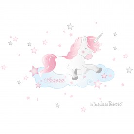 Adesivo murale "L' Unicorno"; un unicorno rosa seduto sulla nuvoletta personalizzabile con nome. Disegno