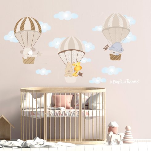 Foto ambientata dello sticker murale le mongolfiere 1: tre mongolfiere con nuvolette. colori Beige/Azzurro
