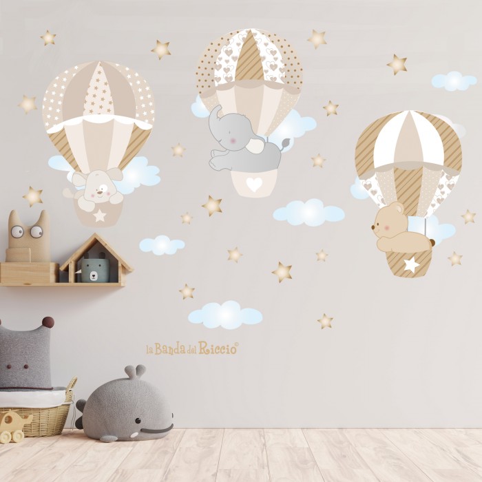 Adesivi murali per la cameretta di tre mongolfiere con stelline e nuvolette. Colore beige. Foto ambientata.