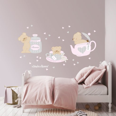 Stickers murali :"Tea Time"  tre simapatici orsetti nel servizio da tea. Colore grigio/rosa. Foto ambientata.