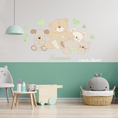 Stickers murali "Pupazzi di pezza" quattro dolci cuccioli e il nome del tuo bambino, colore beige. Foto ambientata