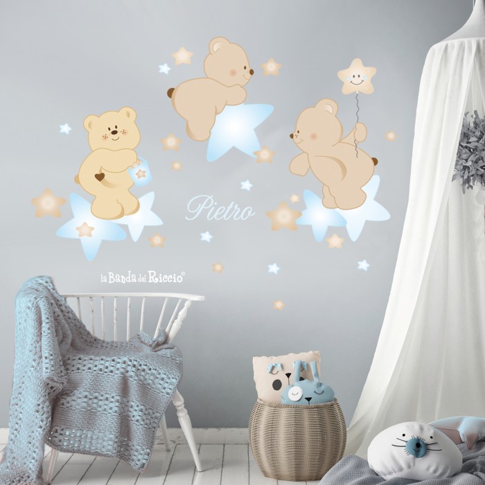 Adesivi murali "Orsetti sulle stelle": tre orsetti con tante stelle, variante azzurra, foto ambientata.