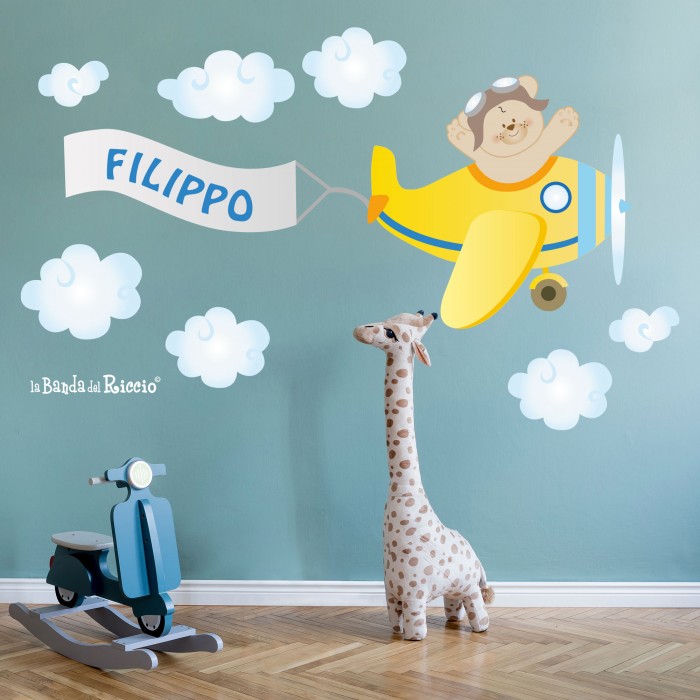 Stickers murali per bambini "L'Aeroplano" un orsetto sul suo aereo trasporta il nome del tuo bambino. Foto ambientata