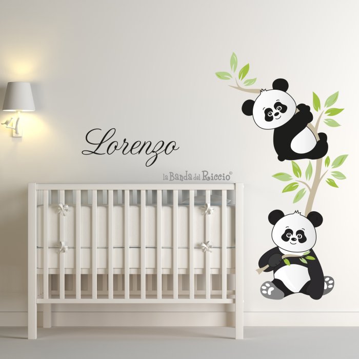 Adesivi cameretta bimbo "Piccoli Panda" 2 teneri panda su una pianta di eucalipto -foto ambientata- colore nero