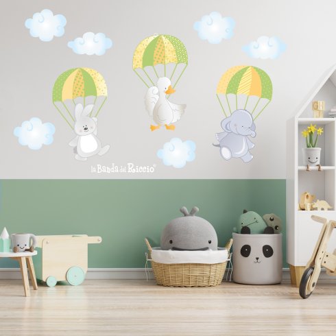 Wall stickers bambini  "I Paracadutisti" - un elefantino una anatra e un coniglietto con paracadute -foto ambientata-