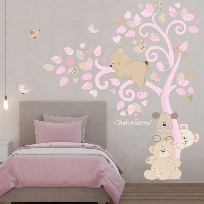 Adesivi murali "Albero Cuccioli nel vento" un grande albero abitato da tanti cuccioli, colore beige/rosa. Foto ambiantata