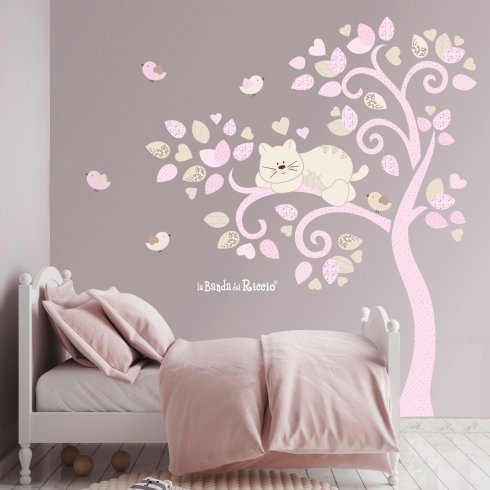 Foto dell'adesivo murale "Albero vento con gatto e uccellini", colore bianco/beige. Foto ambientata