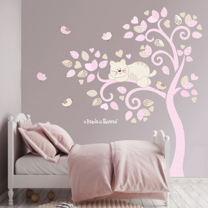 Foto dell'adesivo murale "Albero vento con gatto e uccellini", colore rosa. Foto ambientata