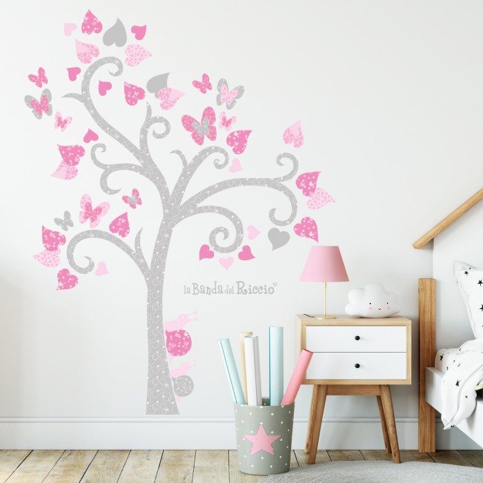 Stickers "Albero Farfalle". albero popolatato da tante farfalle. Colore grigio, rosa forte, rosa. Foto ambientata