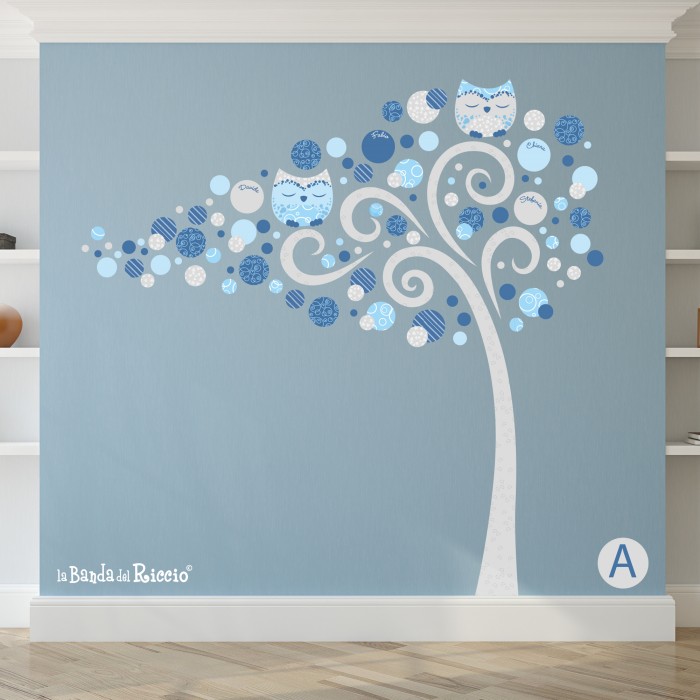 Adesivi murali alberi "Albero Famiglia". un albero dal disegno particolare con l nomi dei tuoi cari. Foto ambientata.