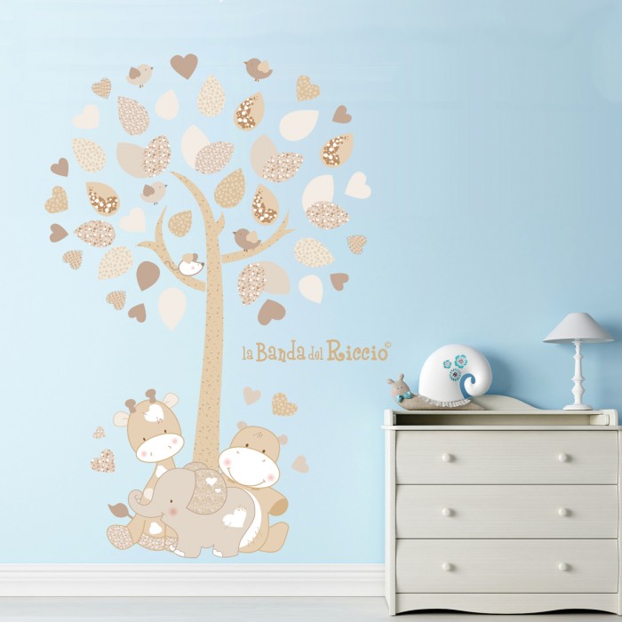 Wall stickers per bambini "Albero di Tino" dolce elefantino con giraffa e ippopotamo colore beige. Foto ambientata