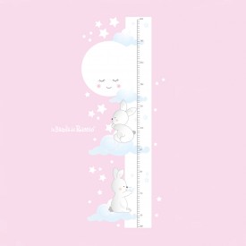 Metro crescita adesivo "Moonlight" una luna tante stelle e due piccoli conigli bianchi. Disegno su fondo rosa