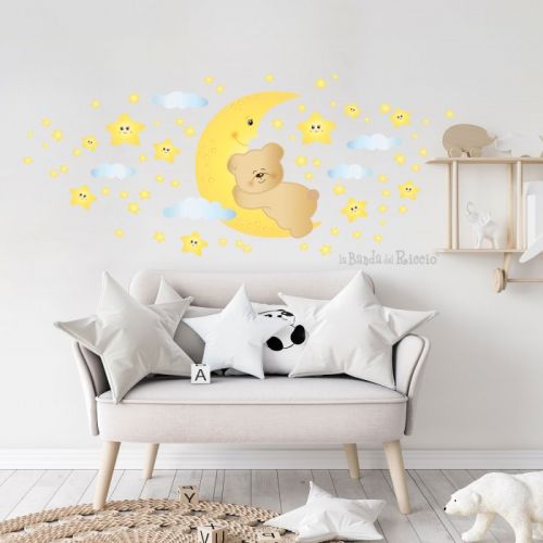 Adesivi murali fluorescenti "Orsetto sulla Luna" un orsetto che dorme sulla luna con tante stelline. Foto ambientata