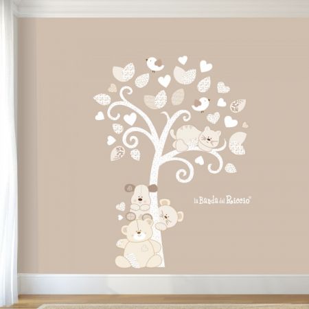 Stickers murale di un albero bianco-beige con tanti cuccioli e cuori. Foto ambientata.