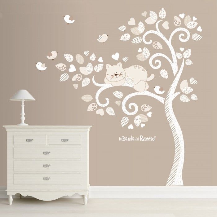 Foto dell'adesivo murale "Albero vento con gatto e uccellini", colore bianco/beige. Foto ambientata