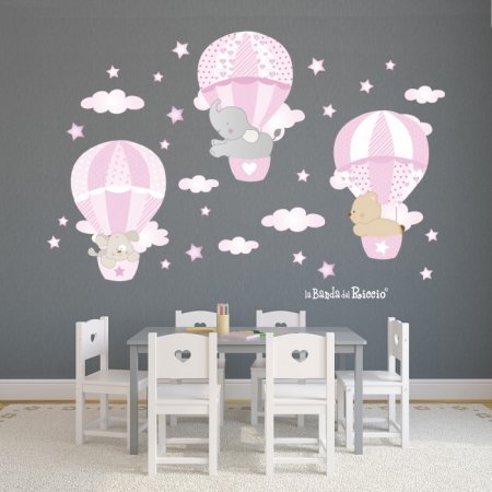 Adesivi murali per la cameretta di tre mongolfiere con stelline e nuvolette. Colore rosa. Foto ambientata.