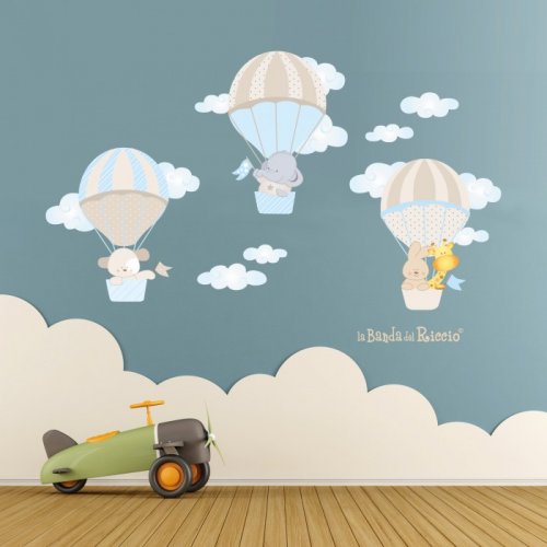 Foto ambientata dello sticker murale le mongolfiere 1: tre mongolfiere con nuvolette. colori Beige/Azzurro