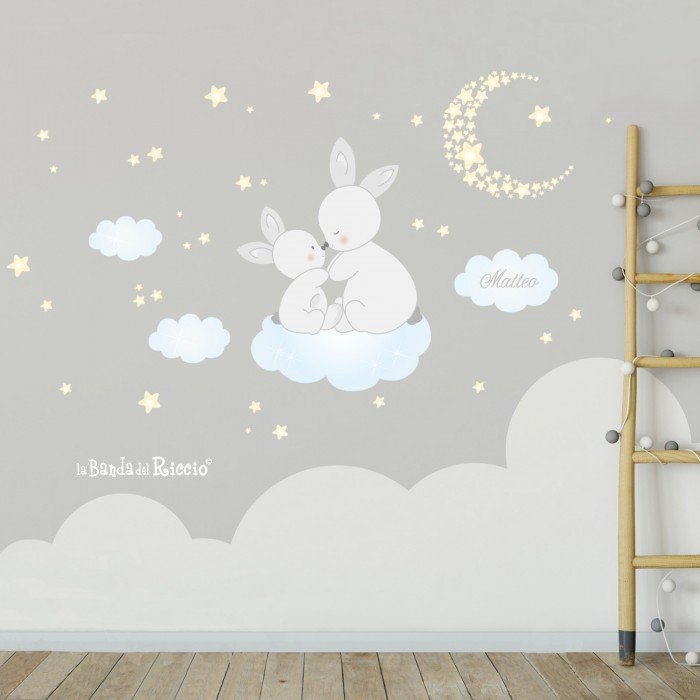 Stickers per cameretta "Le Coccole": teneri coniglietti con nuvolette, stelline e luna -variante grigio/azzurro- foto ambientata