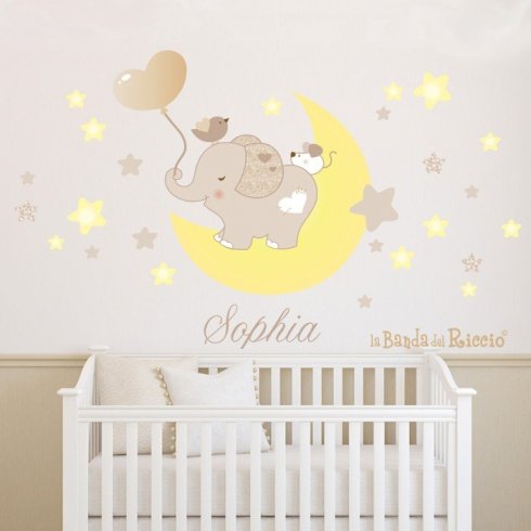 Adesivi per camerette "Tino sulla Luna" un elefantino seduto sulla luna tra le stelle, colore beige. Foto ambientata