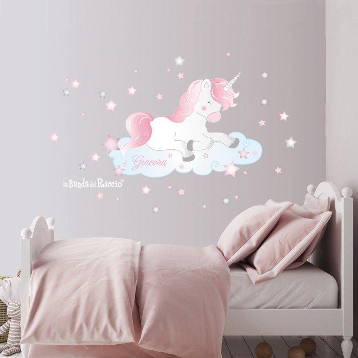 Adesivo murale "L' Unicorno"; un unicorno rosa seduto sulla nuvoletta personalizzabile con nome. Foto ambientata