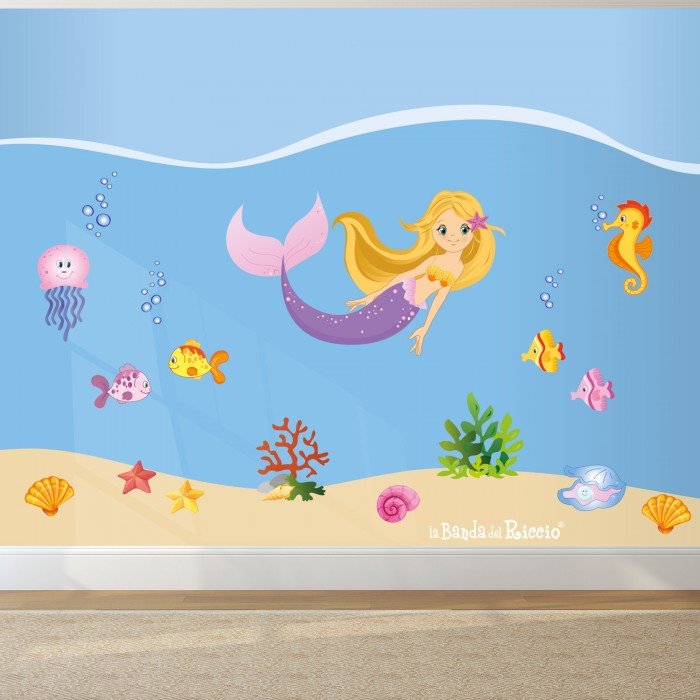 Sticker murale di una Sirena circonata da animali marini e conchiglie, foto ambiantata