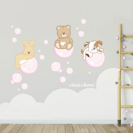 Immagine dell'adesivo murali "Bolle di sapone" nella variante rosa. Tre animaletti sulle bolledi sapone. foto ambientata