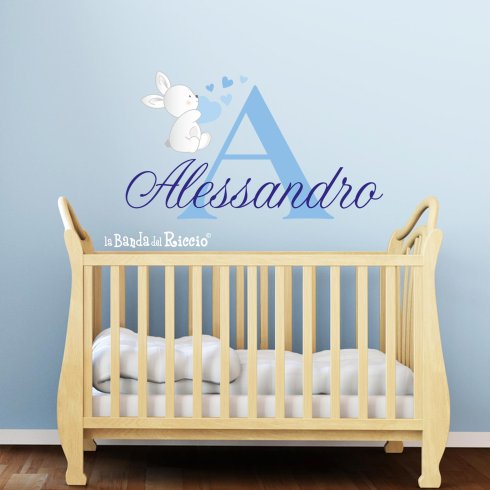 Adesivo murale "Nome Personalizzato con Coniglietto" iniziale e nome del colore che desideri. foto ambientata