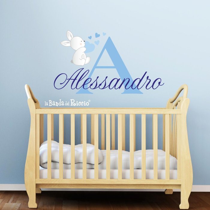 Adesivo murale "Nome Personalizzato con Coniglietto" iniziale e nome del colore che desideri. foto ambientata
