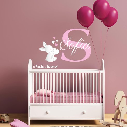Adesivo murale "Nome Personalizzato con Coniglietto" iniziale e nome del colore che desideri. foto ambientata