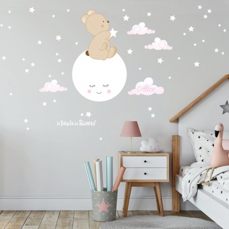 Wallstickers di un orsacchiotto, una luna , tante stelle e nuvolette. Colore bianco/rosa, foto ambientata