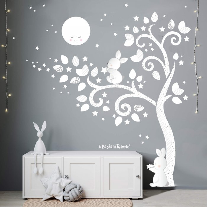 Adesivo murale "Albero Moonlight" un grande albero bianco con coniglietti stelle e luna. Foto ambientata