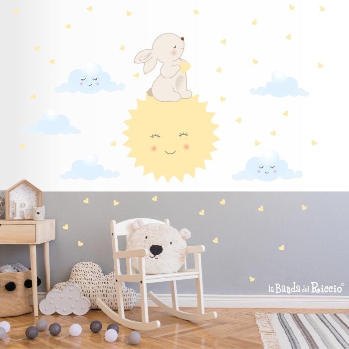 Stickers murali "il sole ridente" un coniglietto sul sole circonato da tanti cuori, foto ambientata