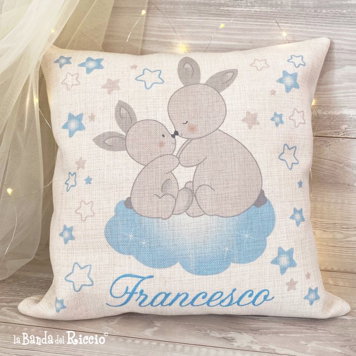 Cuscino realizzato con illustrazione originale di due coniglietti sulla nuvola e il nome del tuo bambino. colore azzurro