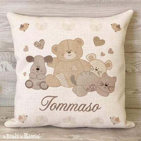 Cuscino realizzato con illustrazione originale di quattro adorabili cuccioli e il nome del tuo bambino. colore beige