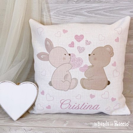 Cuscino realizzato con illustrazione originale un orsetto e un coniglietto colore rosa