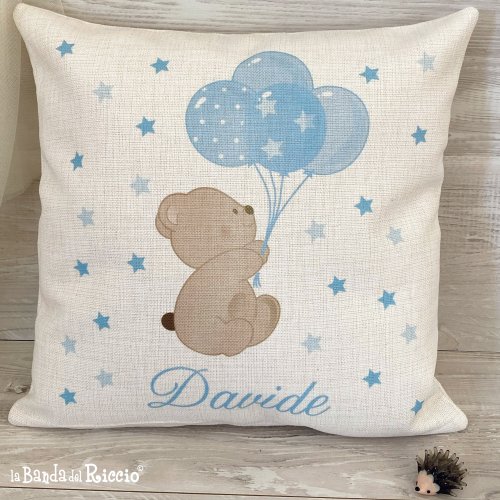 Cuscino realizzato con illustrazione originale di un orsetto con palloncini e il nome del tuo bambino. colore azzurro