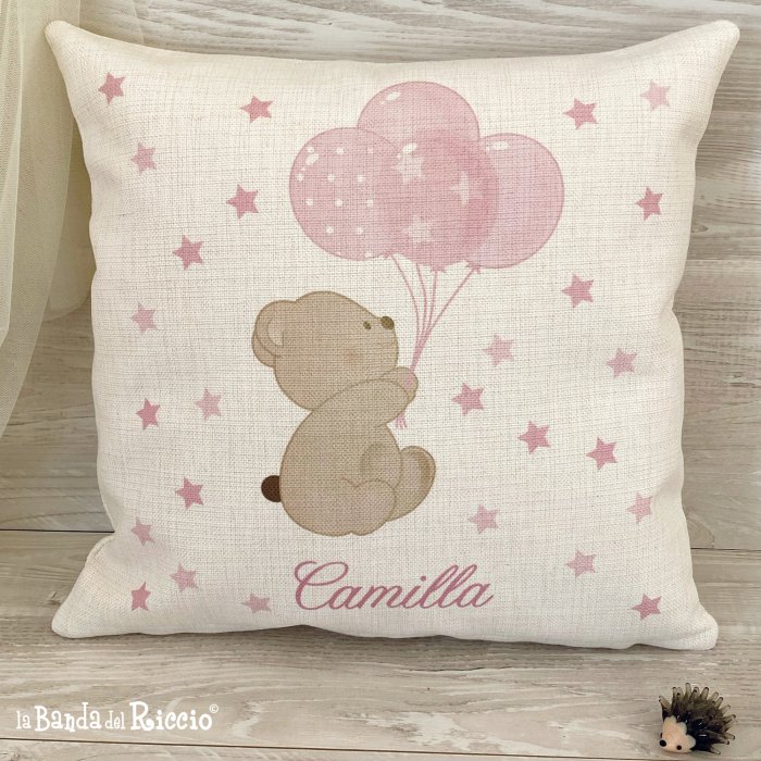 Cuscino realizzato con illustrazione originale di un orsetto con palloncini e il nome del tuo bambino. colore rosa