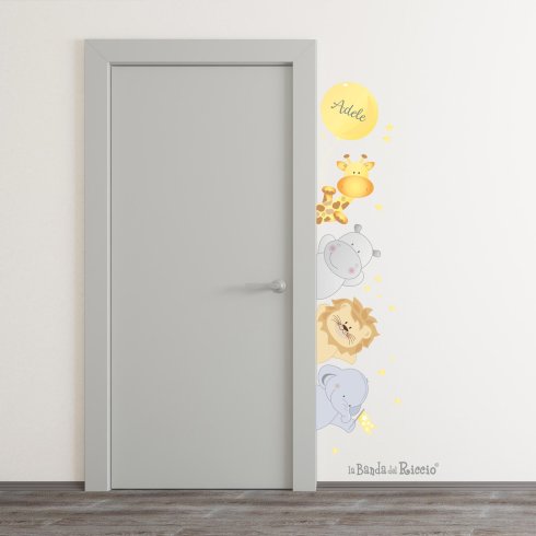 Adesivo porta Amici della Savana personalizzabile con il nome del bambino. Posizione destra.