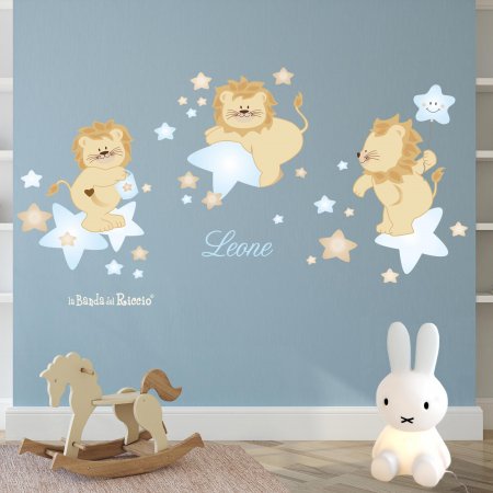 Stickers murali "Leoni sulle Stelle" tre leoni su tante stelle con il nome, colore azzurro. Foto ambientata