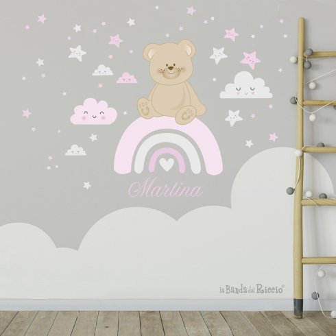 Orsetto sull'arcobaleno con nome circondato da stelle e nuvole. Foto, colore beige