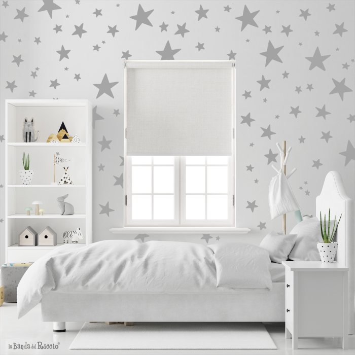 foto rappresentante stelle grigie irregolari di varie dimensioni che decorano una parete