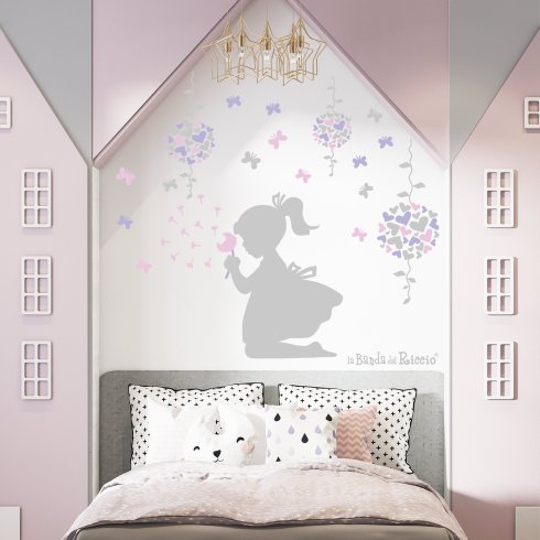 Bambina con Soffioni circondata da corone di cuori e farfalle colori grigio-lavanda-rosa