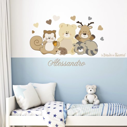 Adesivo murale per cameretta Amici del bosco personalizzato con il nome. Foto ambientata.