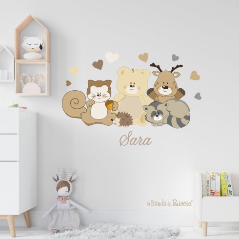 Adesivo murale per cameretta Amici del bosco personalizzato con il nome. Foto ambientata.