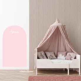 Arco adesivo per decorare un angolo della stanza con la possibilità di personalizzarlo con il nome. Foto ambientata.