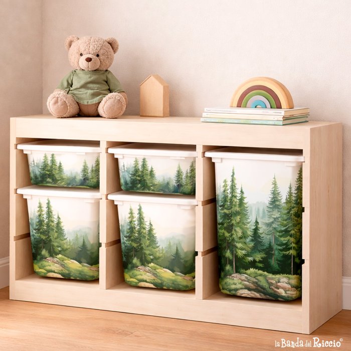 Libreria Trofast con adesivi sopra i contenitori che rappresentano il bosco. Foto ambientata
