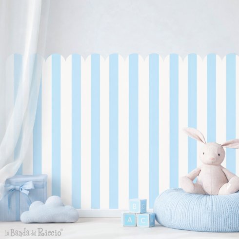 Buoserie smerlata a righe azzurra foto ambientata