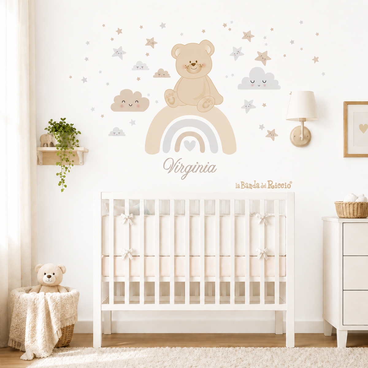 Orsetto sull'arcobaleno con nome circondato da stelle e nuvole. Foto, colore beige