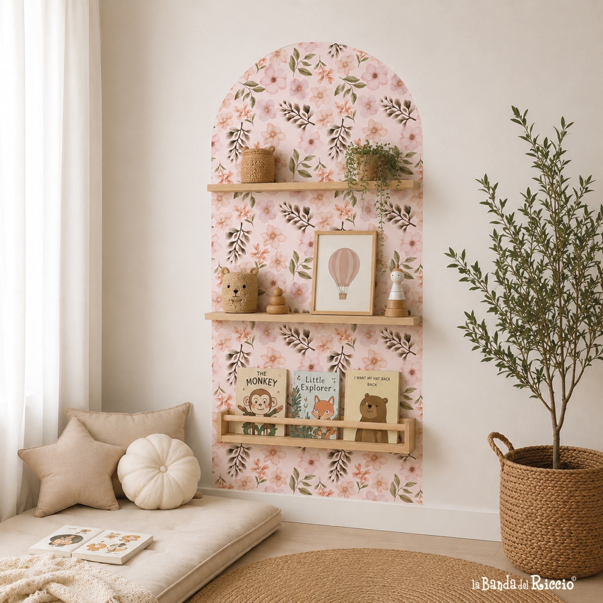 Arco boho floreale adatto come sfondo libreria e per creare colore su una parete bianca