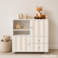 Mobile Ikea Kallax con decorazioni personalizzate sulle ante e sui cassetti